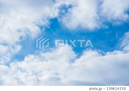 冬の山から見た空 雲に隙間から覗く青空02 冬の山から見た空 雲に隙間から覗く青空02 139614158