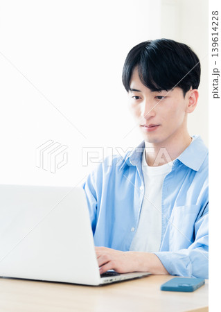 パソコンを操作する若い男性 パソコンを操作する若い男性 139614228