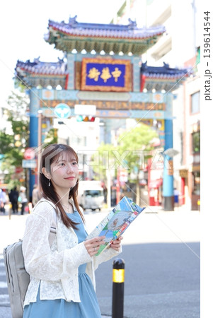横浜中華街を楽しむ可愛い女性 横浜中華街を楽しむ可愛い女性 139614544