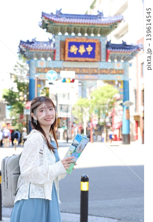横浜中華街を楽しむ可愛い女性 139614545