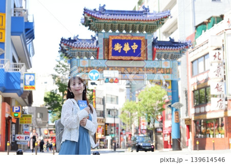 横浜中華街を楽しむ可愛い女性 横浜中華街を楽しむ可愛い女性 139614546