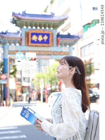 横浜中華街を楽しむ可愛い女性 横浜中華街を楽しむ可愛い女性 139614549