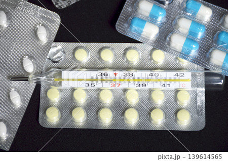 syringe, ampoules with medicines and pills on a black background syringe, ampoules with medicines and pills on a black background 139614565