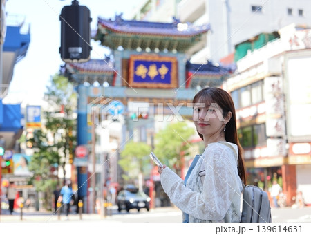横浜中華街を旅する可愛い女性 横浜中華街を旅する可愛い女性 139614631