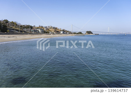 岩屋海水浴場から眺める大阪湾と明石海峡大橋 岩屋海水浴場から眺める大阪湾と明石海峡大橋 139614737