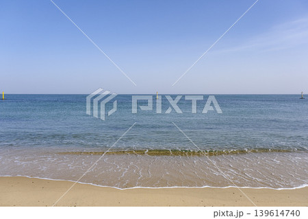 波静かな岩屋海水浴場から眺める大阪湾 波静かな岩屋海水浴場から眺める大阪湾 139614740