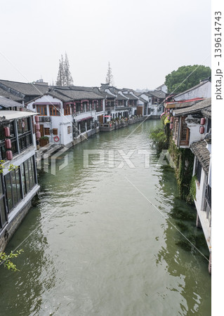 細い水路が張り巡らされた朱家角古鎮 細い水路が張り巡らされた朱家角古鎮 139614743