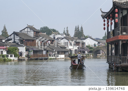 中国の古い町並みが残る上海郊外の朱家角古鎮 中国の古い町並みが残る上海郊外の朱家角古鎮 139614748
