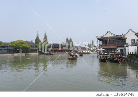 中国の古い町並みが残る上海郊外の朱家角古鎮 中国の古い町並みが残る上海郊外の朱家角古鎮 139614749