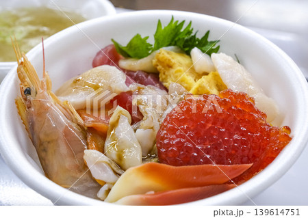刺身を購入し自由に盛り付けられる海鮮丼 刺身を購入し自由に盛り付けられる海鮮丼 139614751