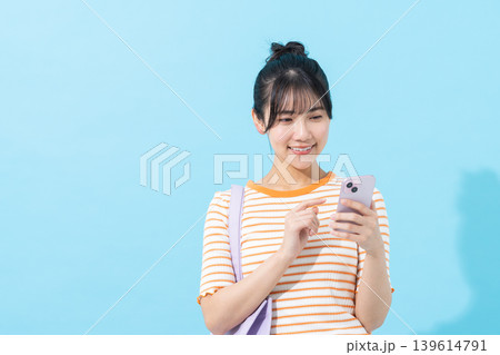 スマホを持つ若い女性　 139614791