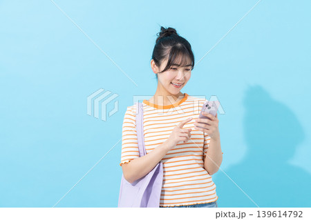 スマホを持つ若い女性 スマホを持つ若い女性 139614792