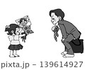 父の日に、ひまわりと似顔絵をお父さんに贈る女の子。モノクロ 父の日に、ひまわりと似顔絵をお父さんに贈る女の子。モノクロ 139614927
