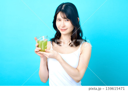 青汁を差し出す若い日本人女性 健康習慣 139615471
