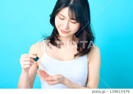 美容液を手のひらに垂らす若い日本人女性 スキンケアタイム 美容液を手のひらに垂らす若い日本人女性 スキンケアタイム 139615476