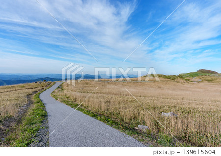 四国カルストの草原に続く散策路と絶景風景 139615604