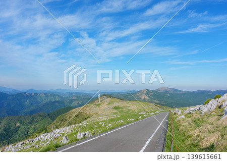 快晴の四国カルストを走る絶景ロードとカルスト地形 快晴の四国カルストを走る絶景ロードとカルスト地形 139615661