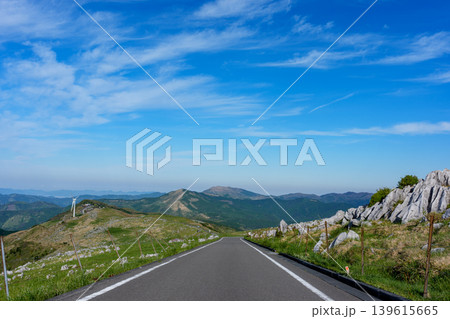 快晴の四国カルストを走る絶景ロードとカルスト地形 快晴の四国カルストを走る絶景ロードとカルスト地形 139615665