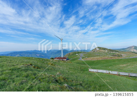 四国カルストの天空の道とカルスト高原の絶景風景 四国カルストの天空の道とカルスト高原の絶景風景 139615855