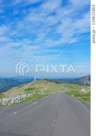 四国カルストの天空の道とカルスト高原の絶景風景 139615863