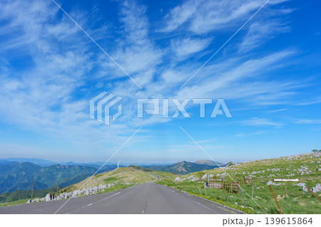 四国カルストの天空の道とカルスト高原の絶景風景 四国カルストの天空の道とカルスト高原の絶景風景 139615864
