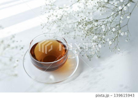 窓辺の光とカスミソウに囲まれた紅茶のティータイム 窓辺の光とカスミソウに囲まれた紅茶のティータイム 139615943