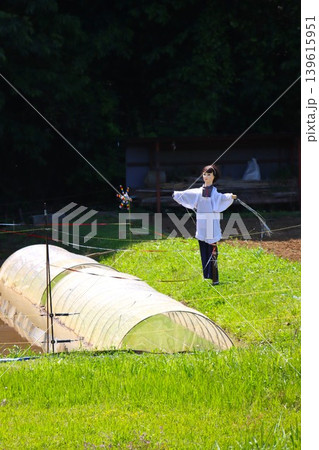 苗床と近代カカシの春の里山風景 苗床と近代カカシの春の里山風景 139615951
