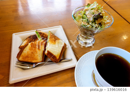 カフェで楽しむコーヒーとトーストのモーニングセット カフェで楽しむコーヒーとトーストのモーニングセット 139616016