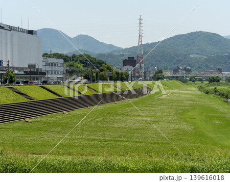 大阪府柏原市に広がる河川敷公園 大阪府柏原市に広がる河川敷公園 139616018
