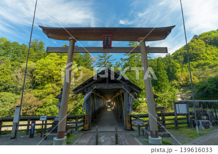 高知県梼原町 三嶋神社の参道と木造橋の風景 高知県梼原町 三嶋神社の参道と木造橋の風景 139616033