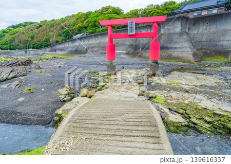熊本県苓北町 奇岩 おっぱい岩の鳥居 熊本県苓北町 奇岩 おっぱい岩の鳥居 139616337