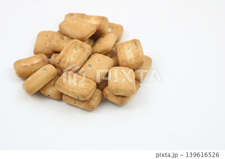 防災意識を高めるための備蓄用乾パン 139616526