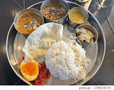 ドライカレーとチキンカレーのセットランチ 139616535