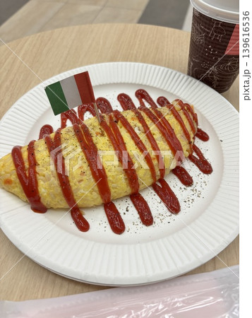 ケチャップの乗ったオムライス 139616536