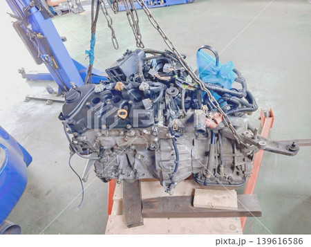 エンジン交換・修理作業中の自動車エンジン本体 エンジン交換・修理作業中の自動車エンジン本体 139616586
