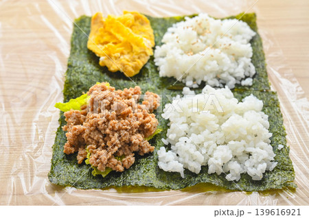 鶏そぼろと玉子焼きのおにぎらず 鶏そぼろと玉子焼きのおにぎらず 139616921