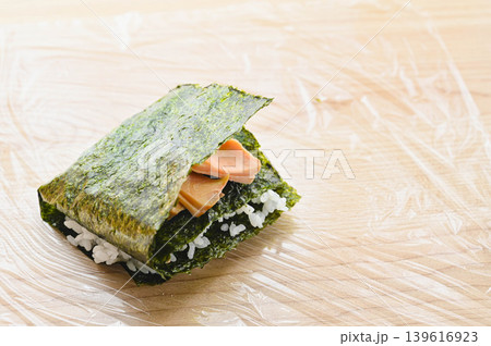 鮭とたらこのおにぎらず 鮭とたらこのおにぎらず 139616923