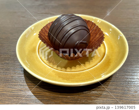 チョコレートコーティングのラムボール 139617005