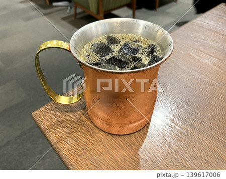 銅製マグカップに冷えたアイスコーヒー 139617006