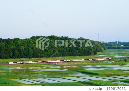 田植えの季節を走る成田エクスプレス 田植えの季節を走る成田エクスプレス 139617031