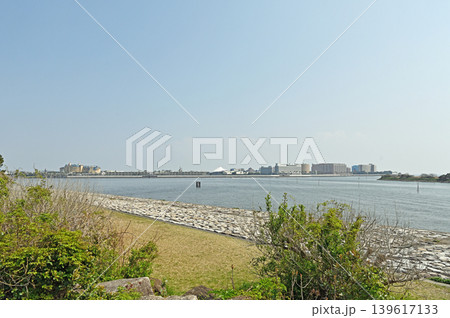 広大な東京湾を望む海岸線　対岸のテーマリゾートを一望する春の青空 139617133