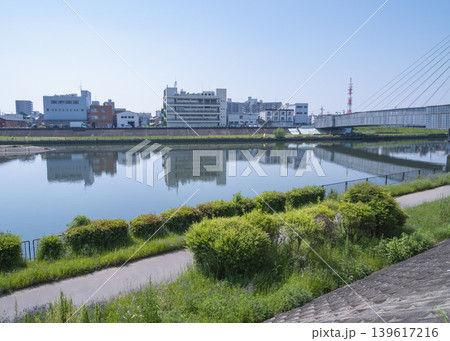 穏やかな川面と川沿いの街並み風景 139617216