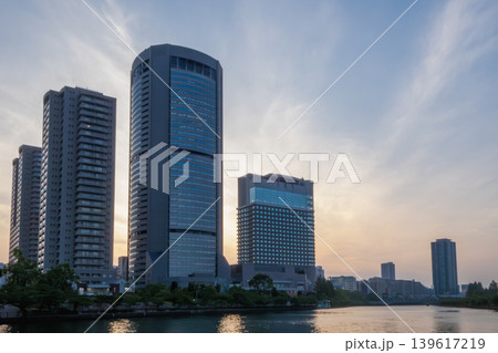 夕暮れの空と川面に映る高層ビル群のシルエット 夕暮れの空と川面に映る高層ビル群のシルエット 139617219