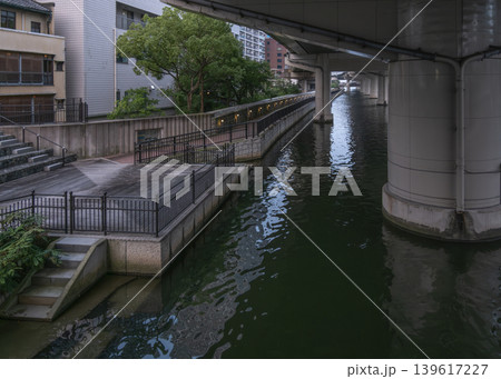 高架下の川沿い遊歩道と都市のインフラ構造 139617227