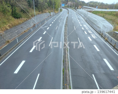 俯瞰で見る日本の多車線道路と初夏の風景 俯瞰で見る日本の多車線道路と初夏の風景 139617441