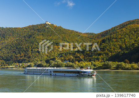 River cruise ship sailing Wachau Valley past Aggstein Castle 139617740