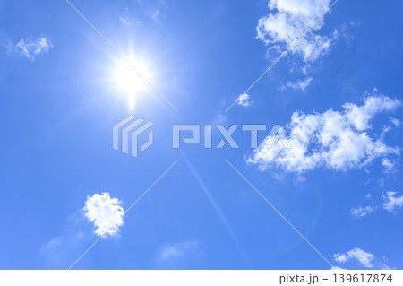 夏の青空と太陽光が広がる空の背景素材　横浜 139617874