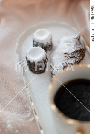 カヌレなどの洋菓子とコーヒー 139617999