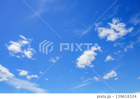 夏の青空と白い雲 夏の青空と白い雲 139618324