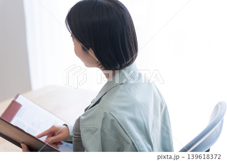 作業着のビジネスマン女性 作業着のビジネスマン女性 139618372